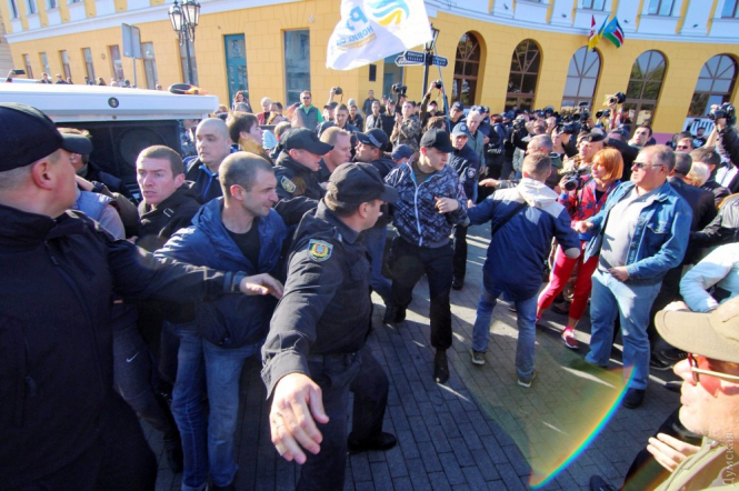 В Одессе на площади возле Дюка подрались активисты, ждали приезда бывшего руководителя Одесской области Саакашвили. 