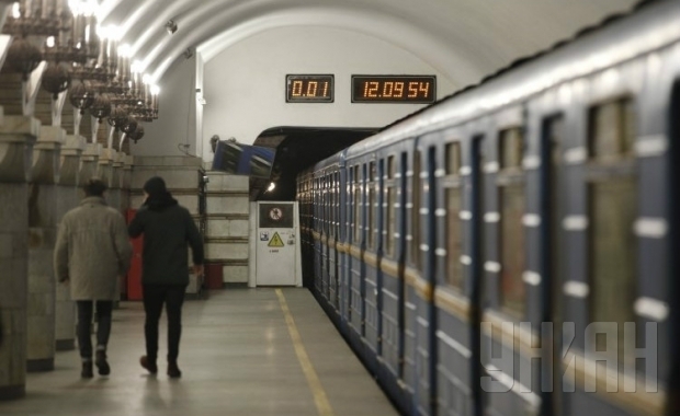 В Киеве станция метро "Вокзальная" возобновила работу после сообщения о заминировании, правоохранители опасных предметов не обнаружили. 