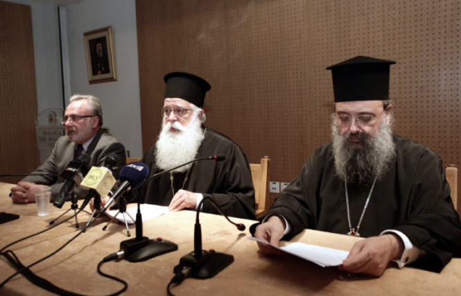 Греческое духовенство в знак протеста против закона, облегчающего процедуру официальной смене пола, в течение недели бить в колокола по три минуты каждый день. 