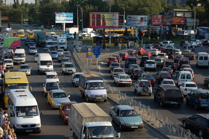 В Украине водители с 1 октября по 1 мая за пределами населенных пунктов должны включать дневные ходовые огни, а в случае их отсутствия в конструкции транспортного средства-ближний свет фар. 