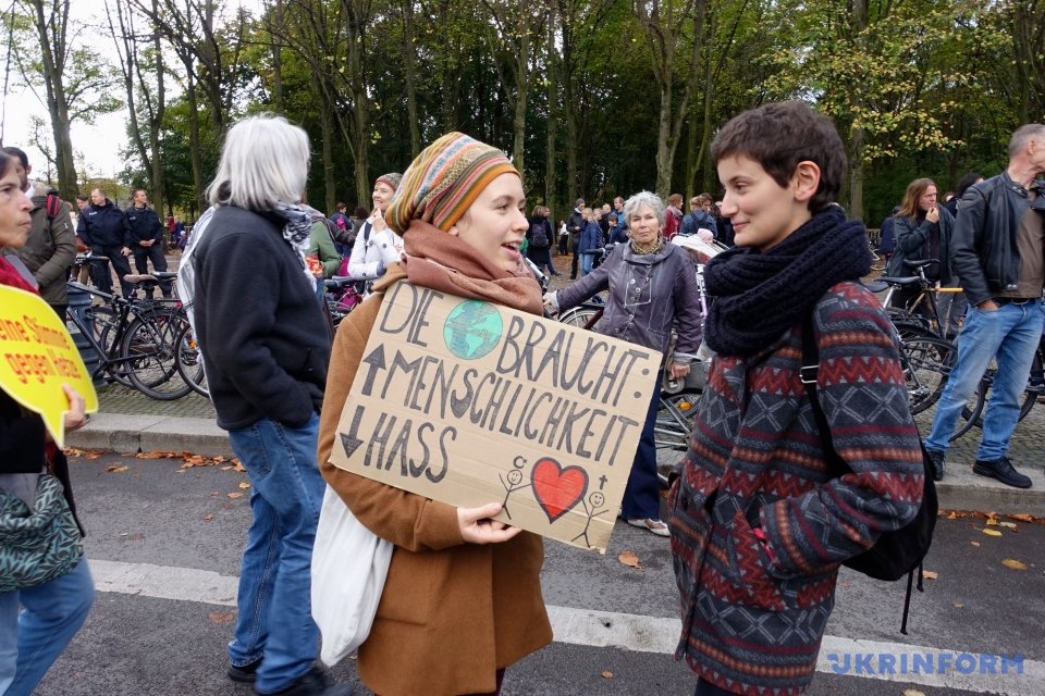 Тысячи демонстрантов в Берлине вышли на акции протеста против ультраправой "Альтернативы для Германии" (AfD), депутаты которой впервые войдут в Бундестаг на следующей неделе. 