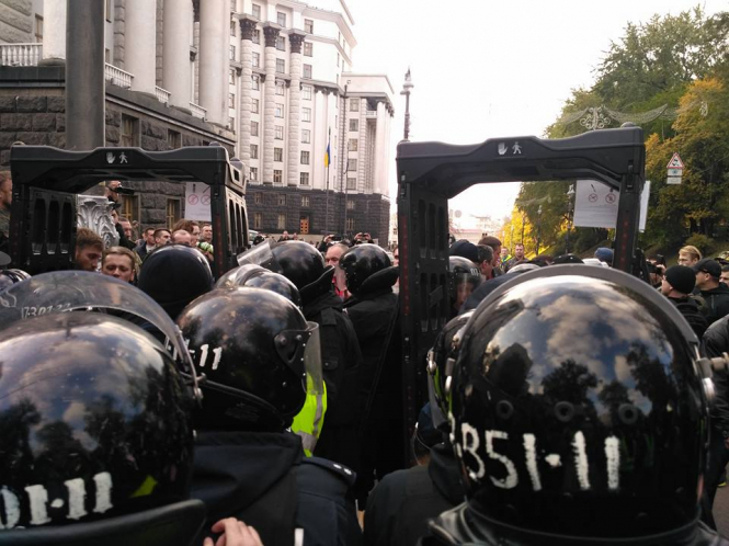 Новые столкновения под Верховной Радой возникли вследствие отказа митингующих вернуть захваченные вчера щиты. 