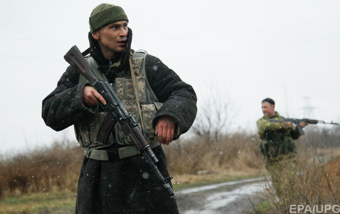 В Министерстве обороны Украины подтвердили, что в зоне проведения антитеррористической операции трое украинских военнослужащих получили ранения. 
