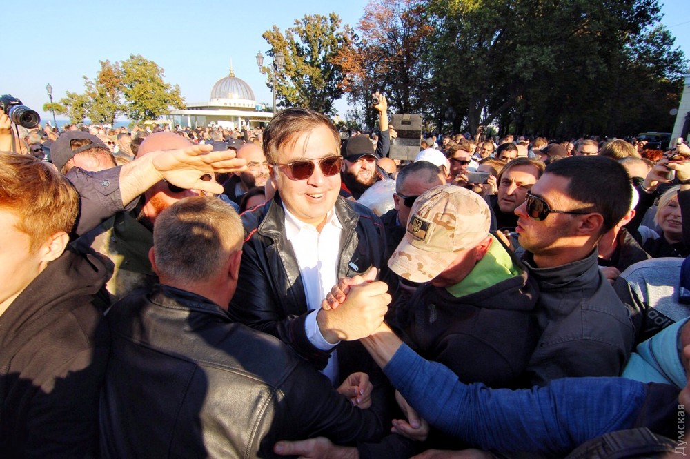 В Одессе на площади возле Дюка подрались активисты, ждали приезда бывшего руководителя Одесской области Саакашвили. 