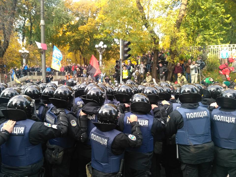 В Киеве возле Кабмина произошла драка между правоохранителями и участниками акции протеста. 