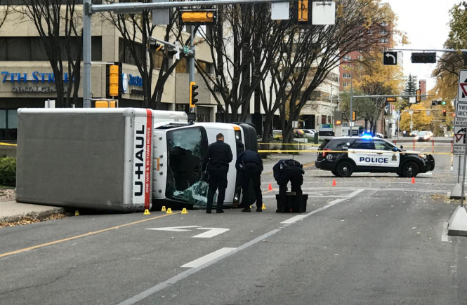 В канадском городе Эдмонтон полиция задержала мужчину, который сбил на машине полицейского, ударил его ножом и скрылся, а во время погони переехал на другом транспортном средстве еще четырех пешеходов. 