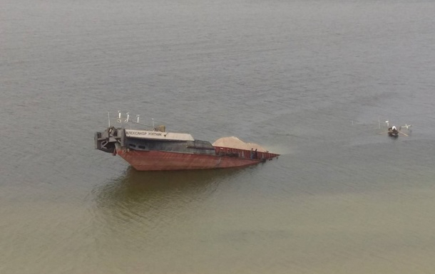 В Херсонской области, в акватории Каховского водохранилища, в четверг, 5 октября, утонула самоходная баржа Александр Житник, с которой в воду вылились нефтепродукты. 