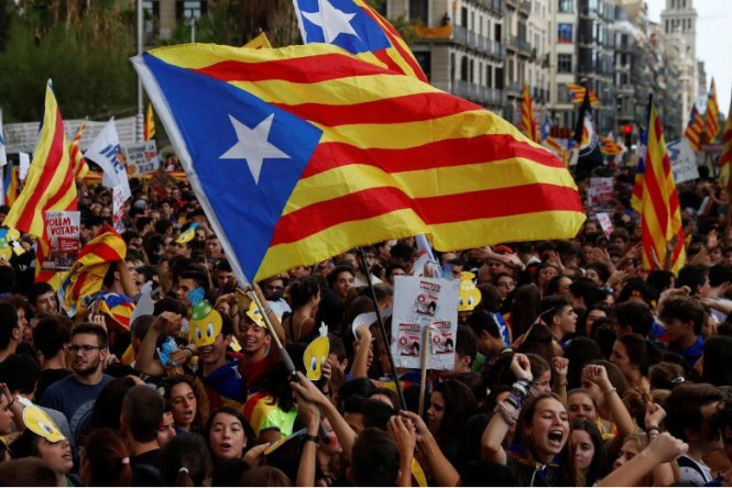Тысячи людей утром в субботу собрались на одной из площадей Мадрида, чтобы выразить свою поддержку единства Испании. 