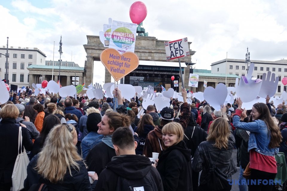 Тысячи демонстрантов в Берлине вышли на акции протеста против ультраправой "Альтернативы для Германии" (AfD), депутаты которой впервые войдут в Бундестаг на следующей неделе. 