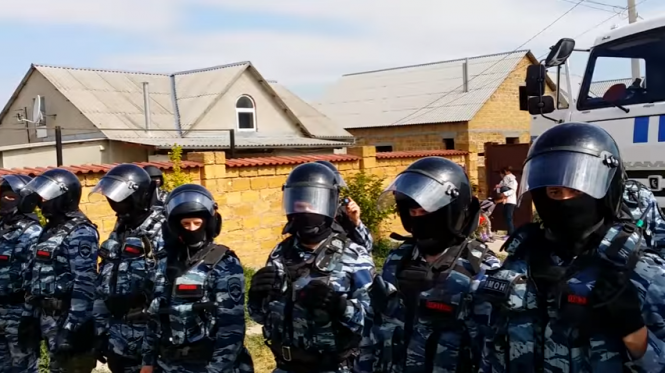 После обысков и задержаний крымских татар в аннексированном Крыму восьми мужчинам присудили штрафы и отпустили. Еще шестеро остаются задержанными. 