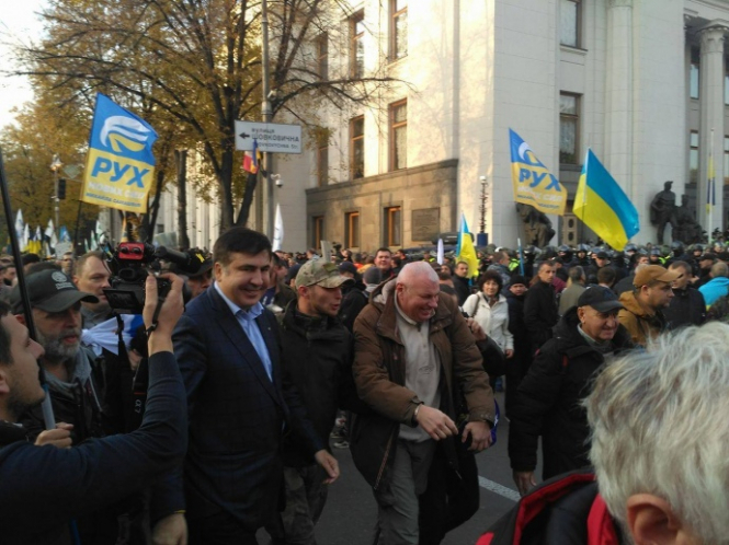 Лидер партии "Движение новых партии" Саакашвили призвал митингующих оставаться под Верховной Радой до выполнения их требований. 