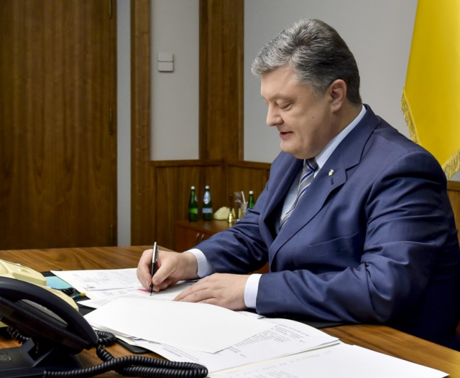 Президент Украины Петр Порошенко подписал закон №2167-VIII "О создании необходимых условий для мирного урегулирования ситуации в отдельных районах Донецкой и Луганской областей". 