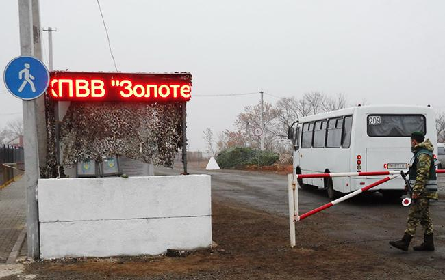 Украинская сторона СЦКК сообщает о блокировании боевиками "ЛНР" открытие КПВВ "Золотое". 