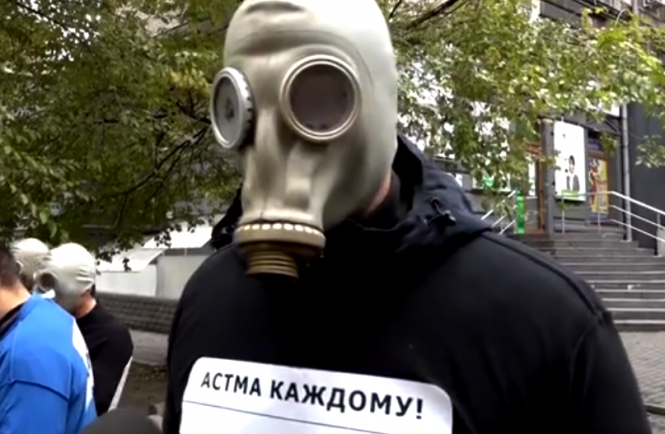 Участники акции "Дымные резервы" в Запорожье пробежались по центральной части города в противогазах. 