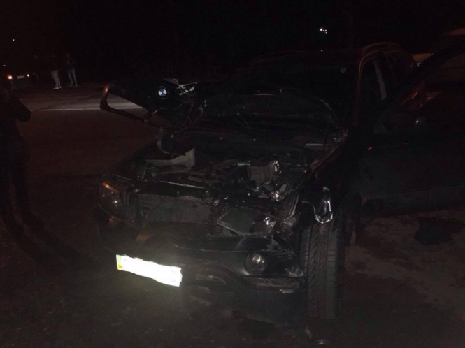 В селе Белая Криница Ровенского области автомобиль на пешеходном переходе сбил двух женщин. Водитель скрылся с места трагедии, даже не притормозив. 