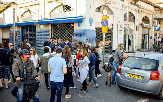 Студенты Украинской Академии Лидерства открыли в Тель-Авиве, на один день ресторан, в котором было только одно блюдо - суп из шишек, коры и корней. Так они рассказали жителям и гостям столицы Израиля о Голодоморе в Украине. 