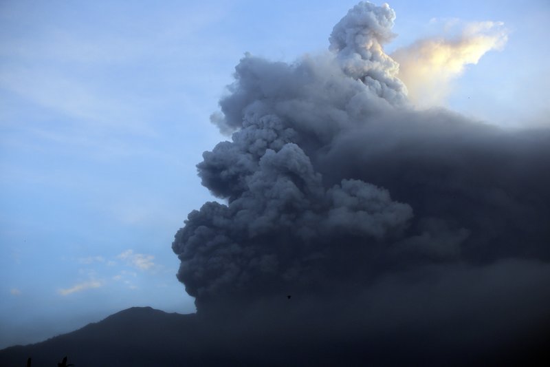 Вулкан Агунг на индонезийском острове Бали выбросил столб дыма и пепла около четырех тысяч метров высотой в ночь на воскресенье, 26 ноября. 