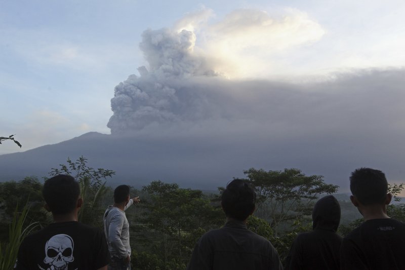 Вулкан Агунг на индонезийском острове Бали выбросил столб дыма и пепла около четырех тысяч метров высотой в ночь на воскресенье, 26 ноября. 