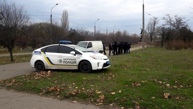 75-летний мужчина выстрелил в себя из боевого пистолета в парке города Николаева. 