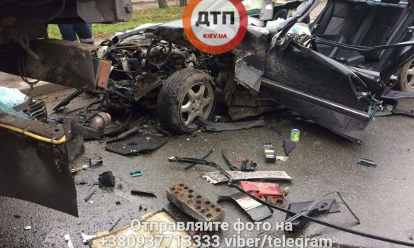 В субботу, 4 ноября, в Киеве на улице Заболотного погиб 22-летний водитель Mercedes результате столкновения с припаркованной грузовиком. 