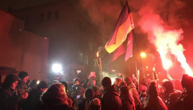 В Киеве возле здания Министерства внутренних дел начались столкновения между участниками факельного шествия и правоохранителями. 