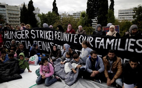 В столице Греции Афинах группа сирийских женщин и детей разложили палатки напротив парламента страны, протестуя против задержек в воссоединении с родственниками в Германии. 