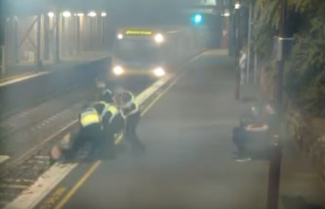 В сети появилось видео, как австралийку в момент спасли из-под колес прибывающего поезда. 