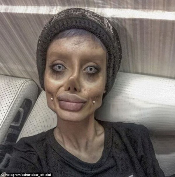 19-летняя жительница Ирана Сахар Табар, что является фанаткой американской кинозвезды Анджелины Джоли, сделала в течение нескольких месяцев 50 пластических операций, чтобы стать похожей на своего кумира. 