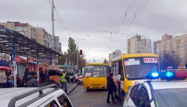 В ДТП с участием маршрутного такси на остановке в Киеве погиб полковник запаса СБУ Валерий Корниенко. Водителя маршрутки могут осудить на срок до 10 лет. 