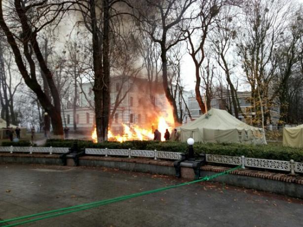 В Киеве в палаточном городке протестующих у здания парламента утром в воскресенье, 26 ноября, занялся палатку. 