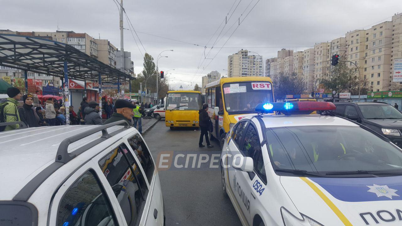 В субботу, 4 ноября, в Киеве на улице Героев Днепра возле остановки общественного транспорта произошла авария с участием маршрутки №464. 