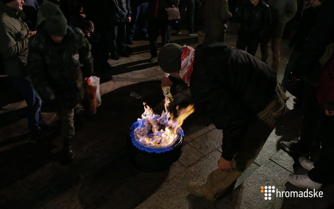 Вечером во вторник, 21 ноября, во время акции к годовщине Евромайдана активисты показательно подожгли несколько шин на Майдане Независимости в Киеве. 