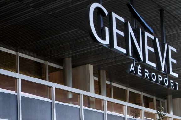 Семилетняя девочка ввела в заблуждение полицию и контроль безопасности и пробралась на борт самолета в аэропорту Женевы. 