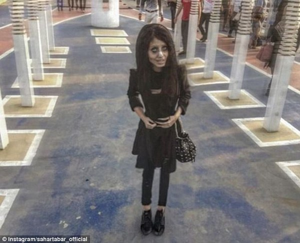19-летняя жительница Ирана Сахар Табар, что является фанаткой американской кинозвезды Анджелины Джоли, сделала в течение нескольких месяцев 50 пластических операций, чтобы стать похожей на своего кумира. 