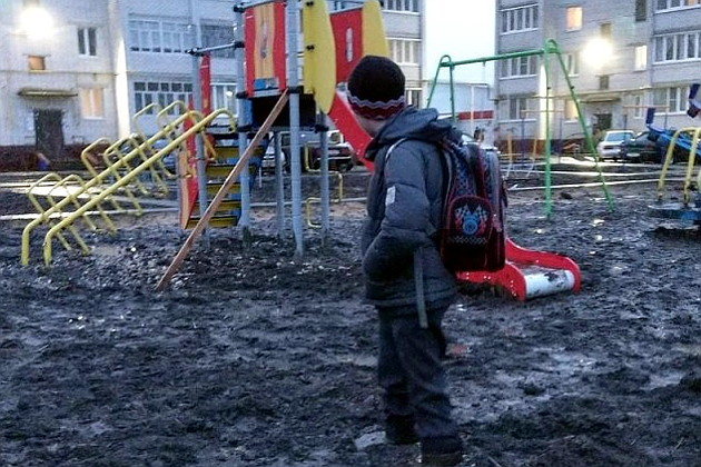 Первый же местный школьник, решивший испытать только что построенную игровую площадку, на которую было потрачено 6,5 миллиона рублей, застрял в непролазной грязи. 