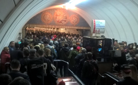 В Киеве из-за сообщения о минировании закрыта станция метро "Дворец спорта" на Сырецко-Печерской линии. 