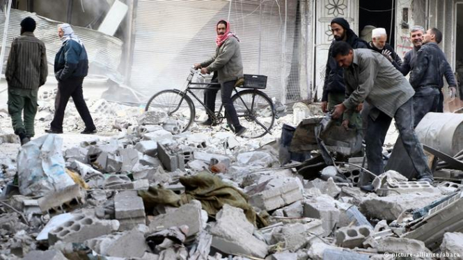 Войска сирийского президента Башара Асада вместе с российскими союзниками атаковали сирийские территории, которые сейчас находятся под контролем террористической группировки "Исламское государство" и повстанцев. В результате правительственных атак погибло 57 человек, среди которых 19 детей. 