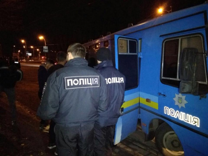 В Голосеевском районе Киева произошла драка футбольных фанатов, в которой приняли участие более ста человек. Полиция задержала около 30 человек. 