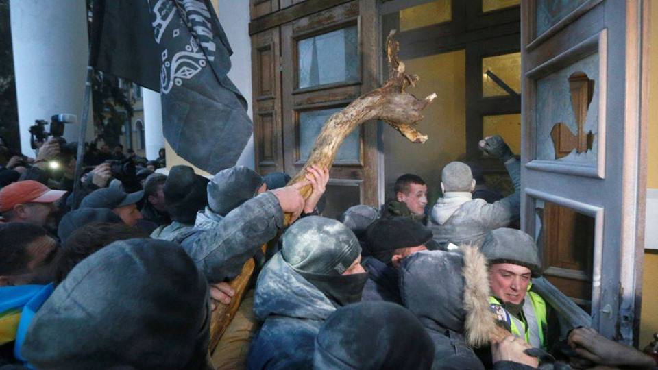 В результате столкновений в Октябрьским дворцом в Киеве во время "Марша за импичмент" сторонников Саакашвили пострадали 60 нацгвардийцив, 15 из них - госпитализированы. 