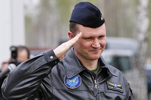 Бывший командующий литовских ВВС Аудронис Навицкас был незаконно уволен за ремонт вертолетов в России. 