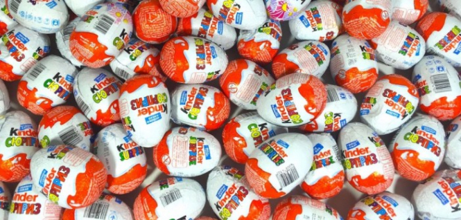 Полиция задержала во Львове жительницу Киева за кражу 220 шоколадок "Киндер-сюрприз". 