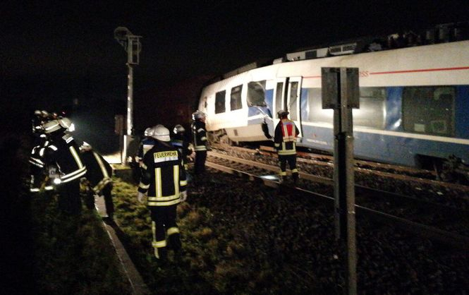 В Германии в городе Мербуш близ Дюссельдорфа столкнулись пассажирский и грузовой поезда. По предварительным данным, пострадали по меньшей мере 50 человек. 