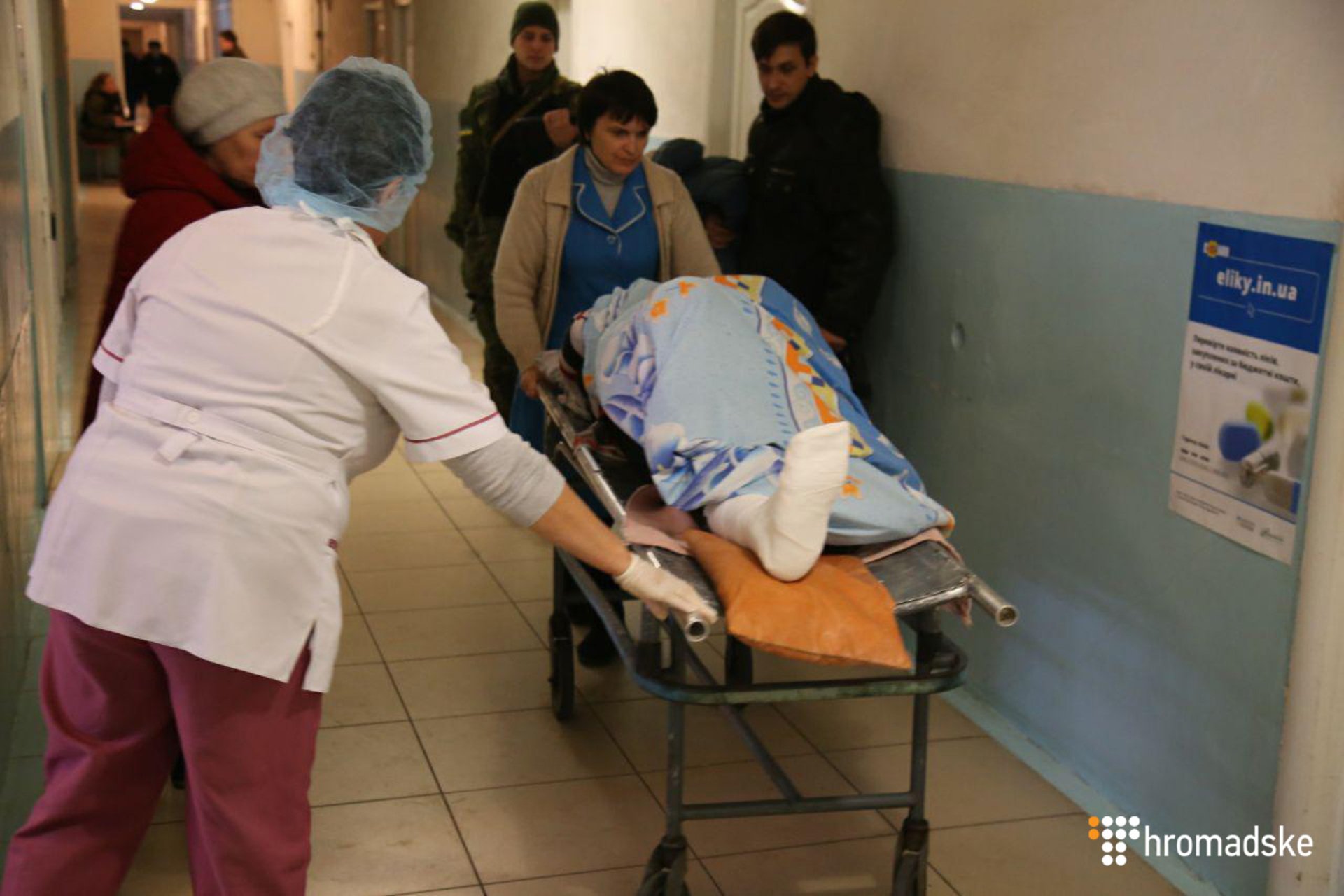 В поселке Верхнеторецком Донецкой области 2 декабря продолжаются перестрелки с боевиками, есть раненые среди гражданских. 