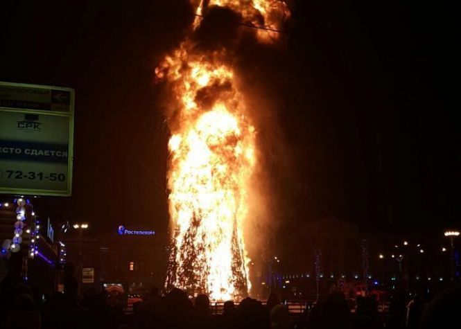 Вечером 31 декабря на главной площади российского Южно-Сахалинска загорелась новогодняя елка. 
