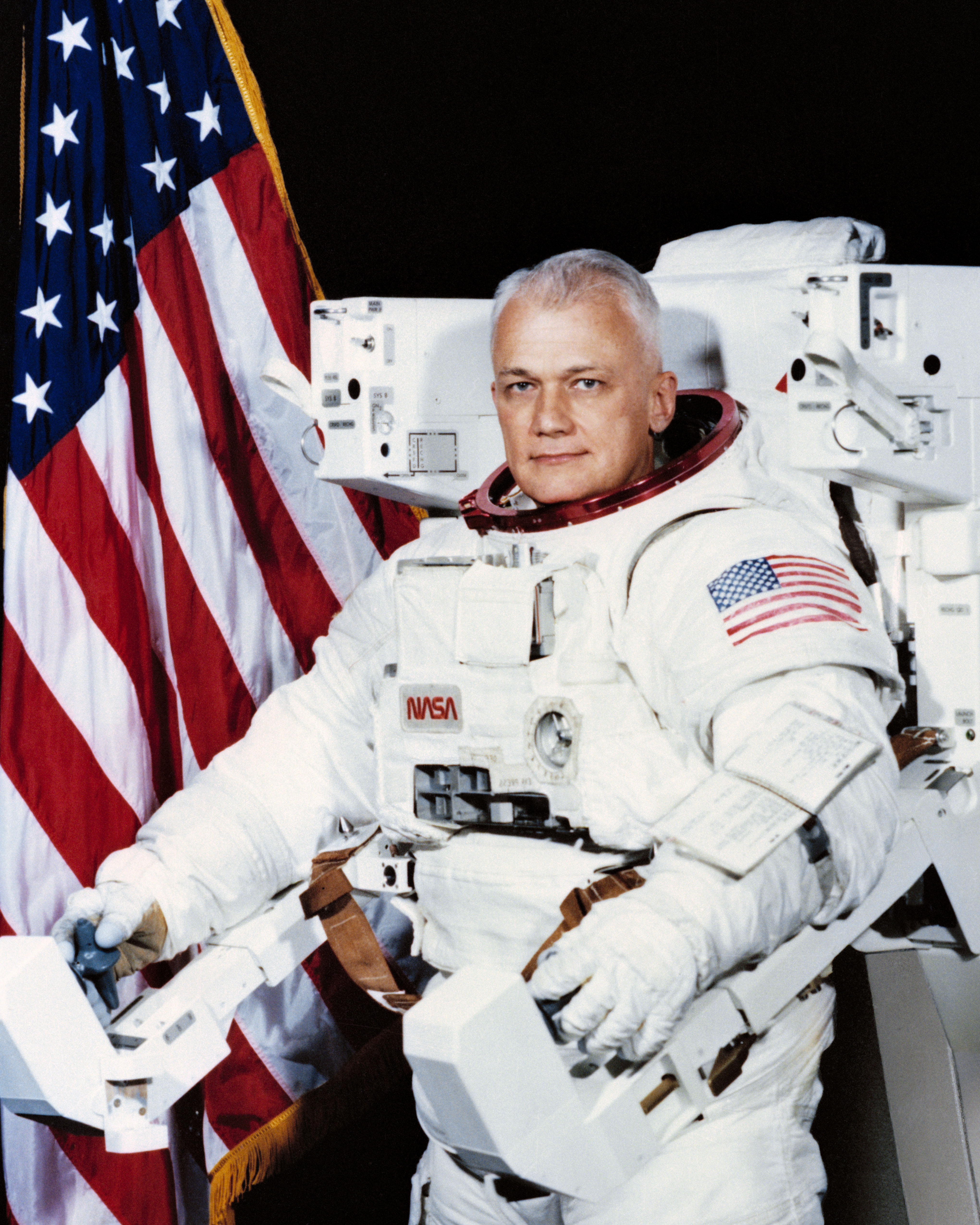 Американский астронавт Брюс МакКэндлесс умер в возрасте 80 лет. 