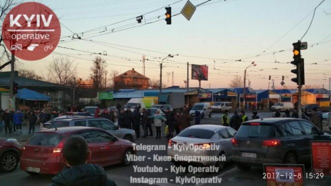 Предприниматели, торгующие на рынке хозяйственных товаров возле Дарницкого вокзала в Киеве перекрыли движение на улице Бориспольской в ​​связи с демонтажем рынка. 