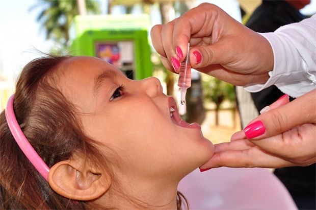 По правилам, для лечения полиомиелита первые две дозы вводятся убитой вакциной, но потому, что она не производит сильного иммунитета, далее проводится закрепление живой вакциной. 