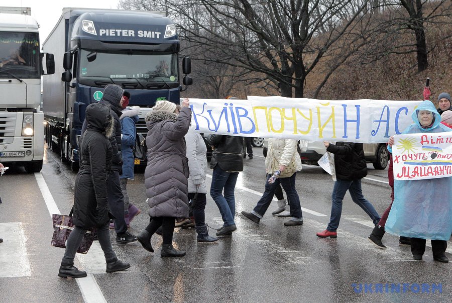 В поселке Покотиловка, что близ Харькова, перекрывали дорогу в знак протеста против отсутствия тепла в домах. 
