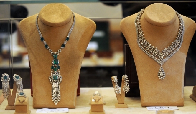 Неизвестный украл из ювелирного бутика в центре Парижа золотое колье с бриллиантами стоимостью €560 тыс. 