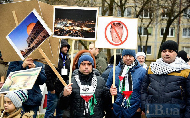 Представители палестинской диаспоры, арабских и мусульманских организаций сегодня, 15 декабря, вышли на пикет к посольству США в Киеве. 